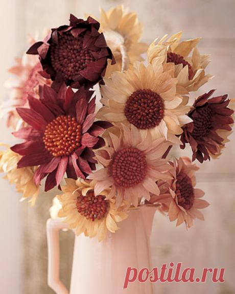 Слделайте вместе с детьми: Цветы из кукурузных листьев — Рукоделие