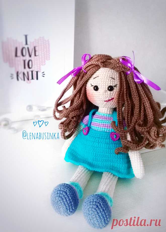 PDF Кудряшка Сью крючком. FREE crochet pattern; Аmigurumi doll patterns. Амигуруми схемы и описания на русском. Вязаные игрушки и поделки своими руками #amimore - большая кукла, куколка в комбинезоне.