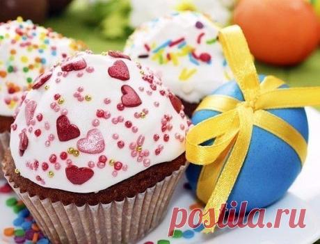 Помадка и глазурь для куличей 

1) Глазурь белая 

Ингредиенты: 
- 200-230 г сахарной пудры 
- 1 белок 
- 1/2 ч. л. лимонного сока 

Приготовление: 
В чистой миске венчиком перемешайте белок с лимонным соком, постепенно всыпьте просеянную сахарную пудру и вмешайте ее. Глазурь готова, если белковая масса свисает с венчика, но не течет. Не стоит взбивать белок слишком интенсивно: глазурь насытится воздухом и будет пузыриться. Глазурь должна храниться в максимально герметичны...