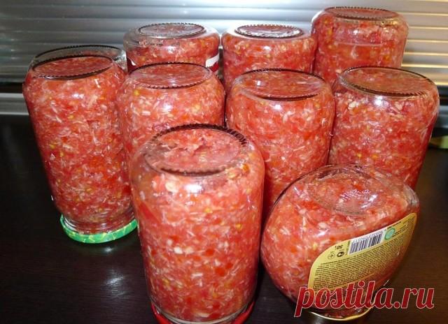 Хреновина классическая на зиму     
Состав на 1 л:
1 кг помидоров
600 г корней хрена
3 головки чеснока
2 острых перчика
1 ч. ложка соли
0,5 чайн. ложки сахара
Приготовление:
Приготовление хреновины не составит труда даже начинающим хозяйкам. Зато какой ароматный вкус получается даже у банального бутерброда, стоит лишь смазать его домашней хреновиной.
Для начала корни хрена очистить и перекрутить.
СОВЕТ! Хрен при перекручивании ядренее, чем репчатый лук. Чтобы не лить кроко...