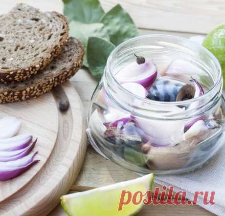 МАРИНОВАННАЯ СКУМБРИЯ С ЛИМОНОМ И ЛУКОМ