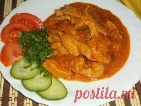 Вкуснейший гуляш из куриного филе. Любимое блюдо моих деток - Скатерть-Самобранка - медиаплатформа МирТесен Идеальное дополнение к пюре или рису! Ингредиенты: филе куриное — 500 — 600 гморковь — 1 шт.чеснок — 1 -2 зубчикалук — 1-2 шт.масло подсолнечное — 3 ст.л.сметана — 2 ст.л.томатная паста — 1 ст.л.мука — 1 ст.л.вода — 1.5 ст.лавровый лист — 1-2