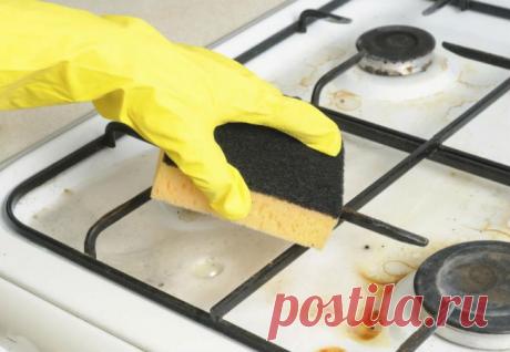 Разводим соду в литре воды: сняли с плиты старый нагар за 10 минут