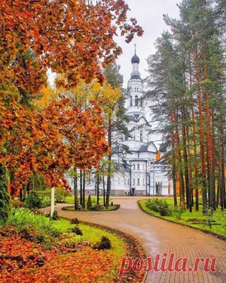 Золотая осень в Зеленогорске.

 🍁🍂🍁 Храм Казанской иконы Божией Матери.