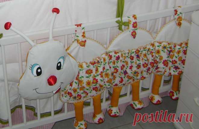 Красивый и мягкий коврик с карманами для детской кроватки — Рукоделие