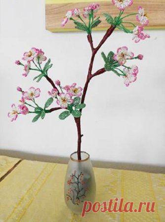 Яблоневый цвет из бисера своими руками.