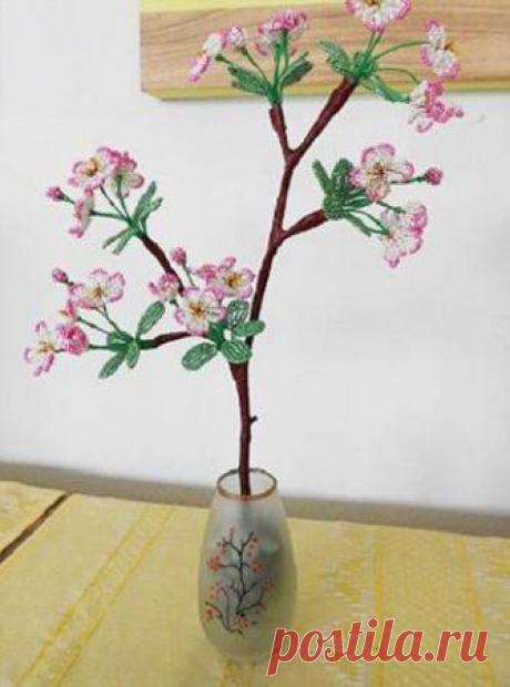 Яблоневый цвет из бисера своими руками.