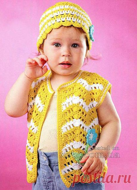 желтый жилет и шапочка для девочки
