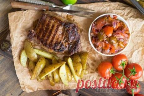 Стейк с лаймовым маринадом и запечёнными томатами