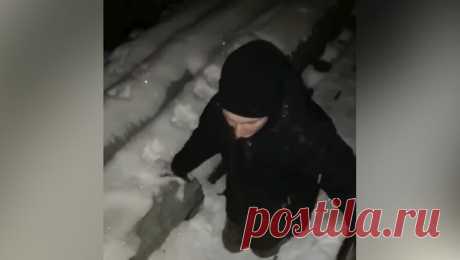 В Тынде ребенок-инвалид ползком добирается до школы через трубопровод. В Амурской области мать сняла на видео, как ее сын-инвалид вынужден добираться до школы через старый трубопровод, мальчик ползком преодолевает десяток ступеней, чтобы попасть в другой микрорайон Тынды. Ролик публикует Telegram-канал ...