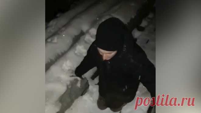 В Тынде ребенок-инвалид ползком добирается до школы через трубопровод. В Амурской области мать сняла на видео, как ее сын-инвалид вынужден добираться до школы через старый трубопровод, мальчик ползком преодолевает десяток ступеней, чтобы попасть в другой микрорайон Тынды. Ролик публикует Telegram-канал ...