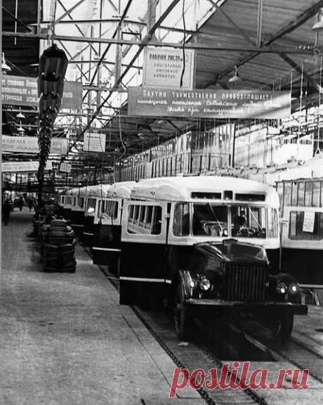 10 фотографий с грузовиками и автобусами времен СССР | Все о грузовиках – Trucksplanet | Яндекс Дзен