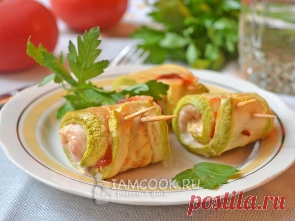 Кабачковые рулетики с курицей — рецепт с фото Отбитое куриное филе с чесноком сыром и специями заворачивается в тонкие кабачковые слайсы. Все это запекается в духовке. Просто и вкусно!