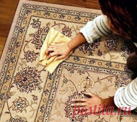 Испортить внешний вид ковра и интерьер может любое пятно. И если удалить пятно с паркета не так сложно, то с ковром придется повозиться.  К ликвидации пятна нужно приступать сразу, как только оно появилось. Нужно немедленно вытирать все, что пролилось на ковер. В противном случае с каждым днем все глубже жидкость будет проникать в ворс. На место пролива сразу прилипает грязь, а со временем ее удалить трудно.