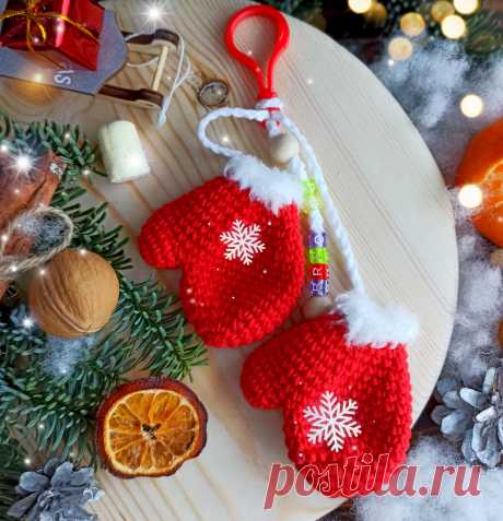 PDF Рождественский сувенир крючком. FREE crochet pattern; Аmigurumi toy patterns. Амигуруми схемы и описания на русском. Вязаные игрушки и поделки своими руками #amimore - варежки на Новый год, рождество, маленький сувенир, ёлочное украшение.