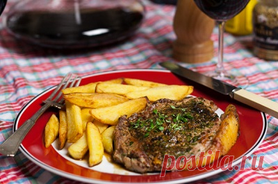 Блюдо пришло к нам из США, там оно считается традиционным. Существует около 10 видов стейков разной степени прожарки. Мы предлагаем рецепт стейка-филе, приготовленного из говяжьей вырезки с тимьяном и соусом из красного вина. Степень прожарки — medium, т. е. средняя.