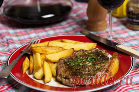 Блюдо пришло к нам из США, там оно считается традиционным. Существует около 10 видов стейков разной степени прожарки. Мы предлагаем рецепт стейка-филе, приготовленного из говяжьей вырезки с тимьяном и соусом из красного вина. Степень прожарки — medium, т. е. средняя.