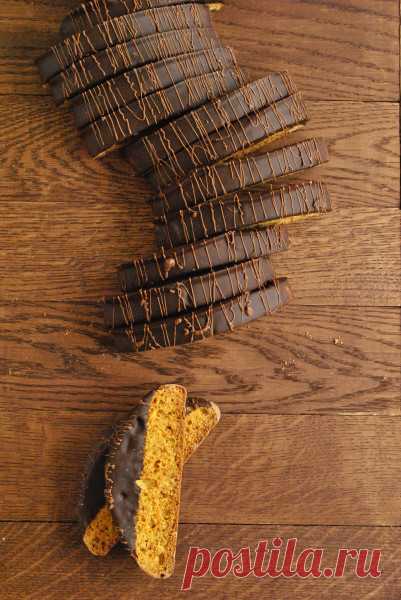 Медовые бискотти с апельсином и лавандой Я очень люблю бискотти, по-моему это идеальное печенье для того, чтобы брать на работу, куда-то в поездку, да и просто ребенку на прогулку. Вы знали, что это печенье считается любимым печеньем Христофора Колумба? Он брал его с собой в плавания, так как оно очень хорошо хранится. Мы в плавание не…