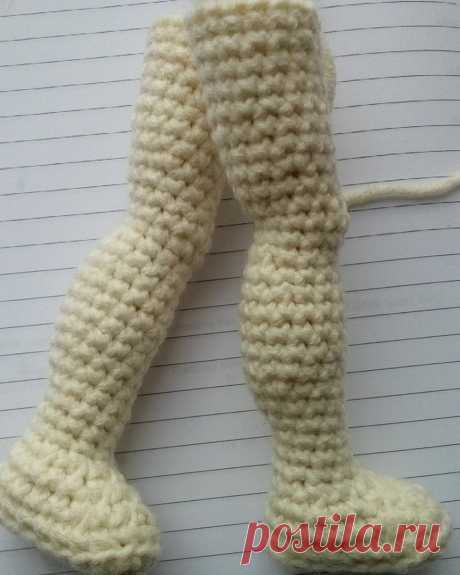 #процессвязания #куколка #вяжутнетолькобабушки #toys_gallery #i_loveknitting #knitting #instagram #вязаниекрючком #мелочьаприятно #ножки #люблювязать #амигуруми #каркаснаякукла