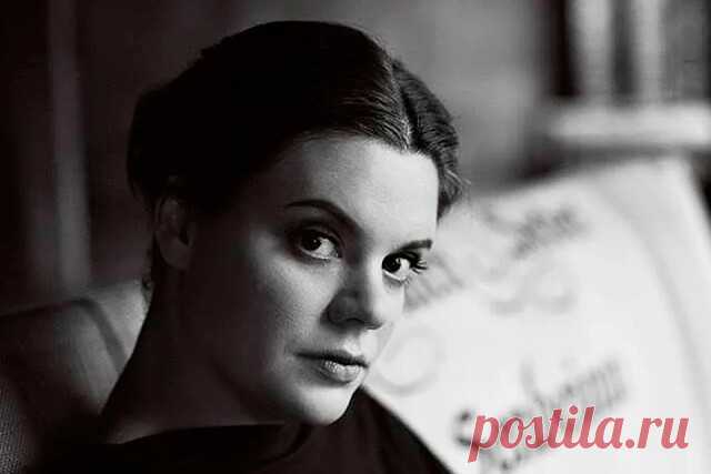 Стиснув до белизны кулаки,
Я не чувствую боли.
Я играю лишь главные роли -
Пусть они не всегда велики,
Но зато в них всегда больше соли,
Больше желчи в них или тоски,
Прямоты или истинной воли -
Они страшно подчас нелегки,
Но за них и награды поболе.

Ты же хочешь заставить меня
Стать одним из твоих эпизодов.
Кадром фильма. Мгновением дня.
Камнем гулких готических сводов
Твоих замков. Ключами звеня,
Запереть меня в дальней из комнат
Своей памяти и, не браня,
Не виня, позаб...