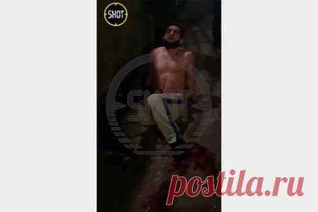 Появилось видео после падения бойца MMA c десятого этажа. Боец смешанного стиля (ММА) Магомед Зайналов по прозвищу Веном выпал с десятого этажа в Ростове-на-Дону. На кадрах видно, как спортсмен лежит на асфальте, тяжело дыша. Рядом с ним — лужа крови. Отмечается, что он упал на автомобиль, на котором заметна вмятина. О падении Зайналова стало известно ранее 24 января.