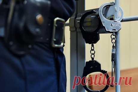 Подозреваемого в убийстве студента из-за игровой приставки задержали. В Краснодаре полиция задержала подозреваемого в убийстве студента из-за приставки и ноутбука. По данным канала, у задержанного обнаружили и изъяли часть вещей погибшего. СК восстановил хронологию событий в день убийства молодого человека. Сообщается, что к нему домой пришел неизвестный, чтобы купить игровую приставку.