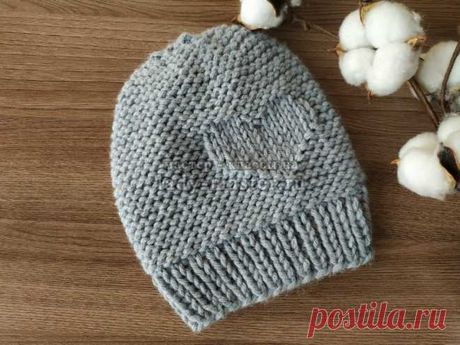 Шапка спицами изнаночной гладью с сердечком