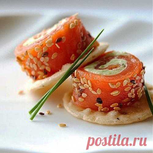 Роллы с авакадо и лососем на закуску.