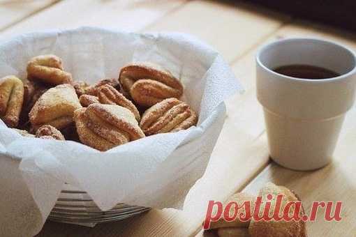ТВОРОЖНОЕ ПЕЧЕНЬЕ К ЧАЮ
Простой и вкусный десерт 

Ингредиенты:
 Творог — 200 г 
 Сливочное масло — 100 г 
 Яйцо — 1 шт. 
 Мука — 2,5 стакана 
 Разрыхлитель — 1 ч. л. 
 Сахар — 100 г 

ПРИГОТОВЛЕНИЕ:
1. Творог протираем через сито. Это необходимо для того, чтобы избавиться от комочков. 
2. Сливочное масло (обязательно (!!) комнатной температуры) смешать с творогом. Масло должно быть настолько мягким, чтобы без труда размешалось с творогом в однородную массу. 
3. Добавляем ...