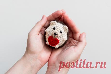 PDF Ёжик с сердцем крючком. FREE crochet pattern; Аmigurumi animal patterns. Амигуруми схемы и описания на русском. Вязаные игрушки и поделки своими руками #amimore - ёжик к 14 февраля, маленький ёж с сердечком ко дню Святого Валентина, ежиха.