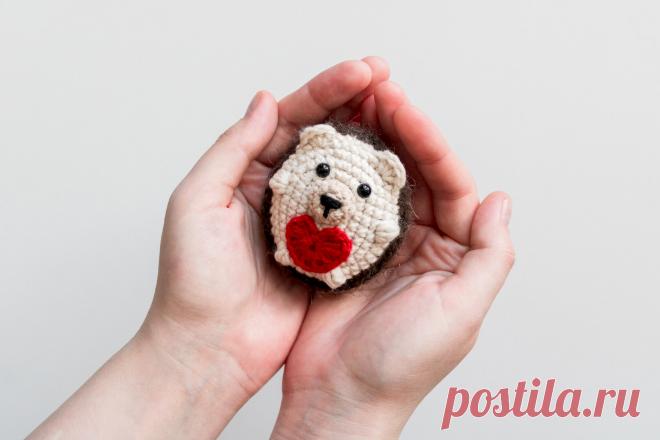 PDF Ёжик с сердцем крючком. FREE crochet pattern; Аmigurumi animal patterns. Амигуруми схемы и описания на русском. Вязаные игрушки и поделки своими руками #amimore - ёжик к 14 февраля, маленький ёж с сердечком ко дню Святого Валентина, ежиха.