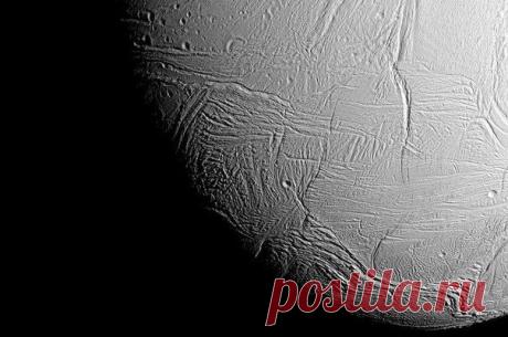 Космический зонд Кассини передал новый снимок поверхности Энцелада / Физика невозможного!