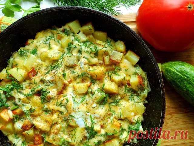 Картошка с сыром на сковороде

Ингредиенты:

Картофель — 3 шт.
Сыр — 50 г
Яйцо — 1 шт.
Укроп — 1 пучок
Масло подсолнечное — 30 г
Лук репчатый — 1 шт.

Приготовление:

1. Почистить картофель и порезать кубиками.
2. Выложить картофель на разогретую сковороду с подсолнечным маслом и поджарить на сильном огне 3-5 минут, затем добавить нарезанный лук, посолить и жарить картошку до готовности.
3. В натертый сыр добавить яйцо и нарезанную зелень укропа, все смешать.
4. Залить гот...