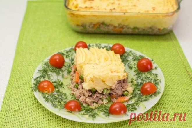 Очень вкусная картофельная запеканка для детей и взрослых 
Ингредиенты -Фарш мясной — 500 г -Картофель — 1 кг -Морковь — 1 шт. -Зеленый горошек (свежий или замороженный) -Лук — 1 шт. -Чеснок — 2 дольки -Яйца куриные — 1 шт. -Масло сливочное — 30 г -Масло оли…
