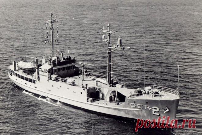 Позор «Пуэбло». Как американский флот испытал самое большое унижение | Чёрт побери Разведывательная миссия у берегов Кореи в 1968 году обернулась для американского корабля пленом и скандалом.  Непобедимая армада Военно-морской флот является гордостью США, инструментом проведения внешней политики и укрепления своих интересов во всём мире. Мощные авианосные группы, атомные подводные лодки, эсминцы, оснащённые по последнему слову техники — казалось бы, тягаться с этой силой н...