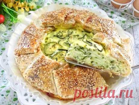 Свежие кабачки уже девать некуда, поэтому каждый день пеку с ними несложный пирог: никакой экзотики и не приедается