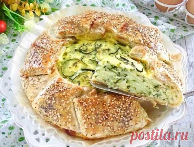 Свежие кабачки уже девать некуда, поэтому каждый день пеку с ними несложный пирог: никакой экзотики и не приедается