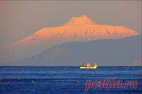 Красота !Вулкан Тятя!Браво фотографу!Курильская гряда..
