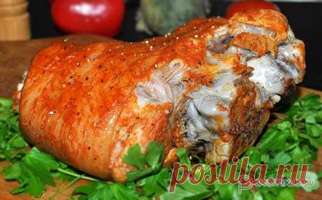 Рулька, запеченная с овощами в мультиварке Нежное сочное мясо под мягкой кожицей, нереально вкусные овощи и соус.