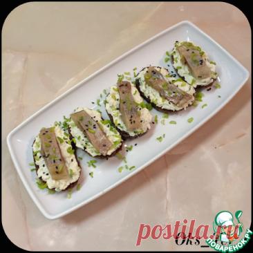 Бутерброды с яйцом и сельдью. Порционные мини-бутерброды и канапе всегда очень красиво и эффектно смотрятся на праздничном застолье. Сегодня предлагаю приготовить очень простые, вкусные и нежнейшие бутербродики с яйцом и сельдью на чёрном хлебушке. Такая закуска, однозначно, будет пользоваться популярностью на вашем праздничном столе. Обязательно забирайте в копилочку, друзья. На этом сайте есть похожие рецепты с добавлением в яичную смесь сыра или маринованного огурчика, думаю, что и мой…