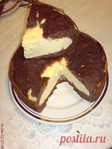 Одноклассники

Жидкая ватрушка "Ярмарка"
 Тесто: 2 яйца, 0,5 стакана сахара, 1 стакан сметаны, 0,5 ч. л. соды и1 ч.л. разрыхлителя  1 стакан муки, 2 ст. л. растопленного масла. 2 ст.л. какао по желанию 
Начинка: 
500 г творога, 
3 яйца, 
0,5 ст сахара, 
1 ст. л. манки
Яйца взбить с сахаром, добавить сметану, соду, растопленное масло и муку. Замесить жидкое тесто. Вылить его в кастрюльку мультиварки, смазанную маслом. 
В середину вылить аккуратно творожную начинку.