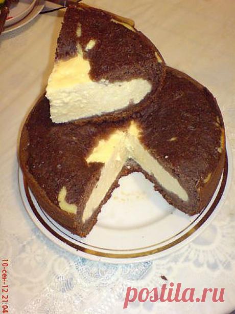 Одноклассники

Жидкая ватрушка &quot;Ярмарка&quot;
 Тесто: 2 яйца, 0,5 стакана сахара, 1 стакан сметаны, 0,5 ч. л. соды и1 ч.л. разрыхлителя  1 стакан муки, 2 ст. л. растопленного масла. 2 ст.л. какао по желанию 
Начинка: 
500 г творога, 
3 яйца, 
0,5 ст сахара, 
1 ст. л. манки
Яйца взбить с сахаром, добавить сметану, соду, растопленное масло и муку. Замесить жидкое тесто. Вылить его в кастрюльку мультиварки, смазанную маслом. 
В середину вылить аккуратно творожную начинку.