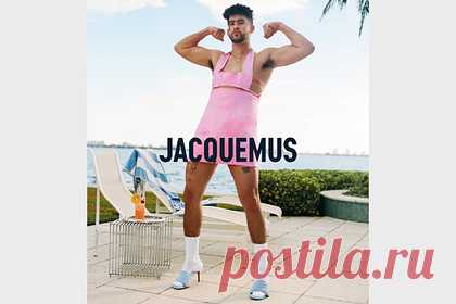 Мужчина снялся в рекламе Jacquemus в мини-платье. Пуэрториканский рэпер Бенито Окасио, известный под псевдонимом Bad Bunny, стал героем новой рекламной кампании люксового бренда Jacquemus. Фотограф запечатлел хип-хоп-исполнителя на фоне океана в розовом мини-платье на лямках и голубых босоножках с высокими носками. Мужчина также позировал в зеленом костюме.