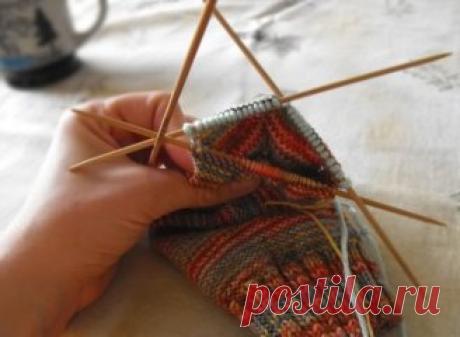 Вяжем "съемную" пятку на носке.
При изношенности пятки она легко заменяется новой .
Начинайте вязание носка привычным для вас способом - от резинки (сверху вниз, к стопе) или от мыска.  Вяжите носок до начала пятки. Затем петли, на которых предполагаете вязать пятку, провяжите дополнительной ниткой контрастного цвета, переместите их обратно, на левую спицу и продолжайте вязать прежними нитками. Когда носок закончен, все петли закрыты, удалите контрастную нить и открытые петли распределите на чул