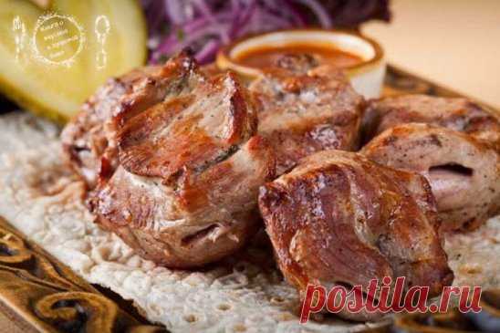СОЧНЫЙ ШАШЛЫК В МУЛЬТИВАРКЕ 
Ингредиенты:
 1 кг мяса (телятина, свинина, филе курицы или индейки - на Ваш вкус)
Для маринада:
 2 киви
 2 болгарских перца
 4 репчатых лука
 соль, перец, молотый кориандр – по вкусу
Приготовление:
1. Любой шашлык, даже если он готовится в мультиварке, конечно же, начинается с маринада. Коль это блюдо уже необычное, то и маринад сделаем соответствующий.
Итак, для начала снимем кожицу с киви и очистим 2 луковицы. Теперь отправляем их вмест