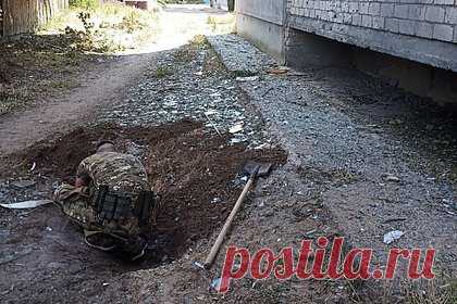 Обезвреживание упавшего рядом с жилым домом под Херсоном снаряда попало на видео. В Херсонской области полицейские обезвредили снаряд, упавший рядом с жилым домом. На кадрах видно, как силовики вытягивают тросом боеприпас из земли. Инцидент произошел в городе Алешки. Там в 20 метрах от дома лежала часть снаряда реактивной системы залпового огня (РСЗО) «Град».