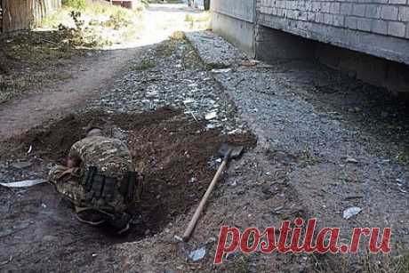 Обезвреживание упавшего рядом с жилым домом под Херсоном снаряда попало на видео. В Херсонской области полицейские обезвредили снаряд, упавший рядом с жилым домом. На кадрах видно, как силовики вытягивают тросом боеприпас из земли. Инцидент произошел в городе Алешки. Там в 20 метрах от дома лежала часть снаряда реактивной системы залпового огня (РСЗО) «Град».