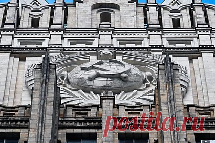 В МИД вызвали временного поверенного в делах Польши в России. В министерство иностранных дел России вызвали временного поверенного в делах Польши в России Яцека Щлядевского. Ему вручили ноту протеста из-за инцидента на военном кладбище в Варшаве, где российскому послу помешали возложить венки. «Адекватные ответные меры не заставят себя долго ждать», — заявили в МИД РФ.
