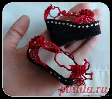 красные босоножки для куклы