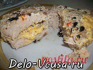 Свиная корейка на косточке фаршированная сыром, запечённая в фольге..